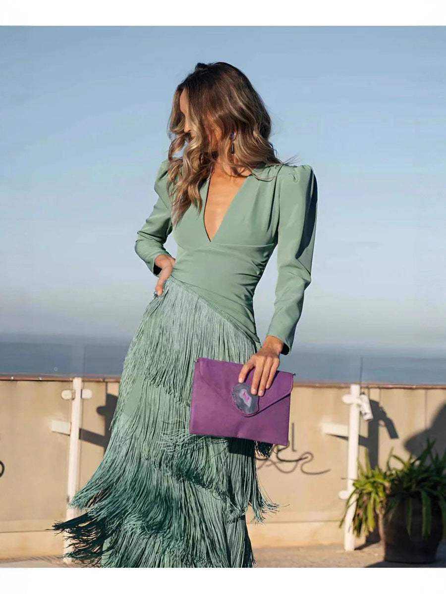 Vestido Largo Slim Fit con Escote V Profundo y Flecos
