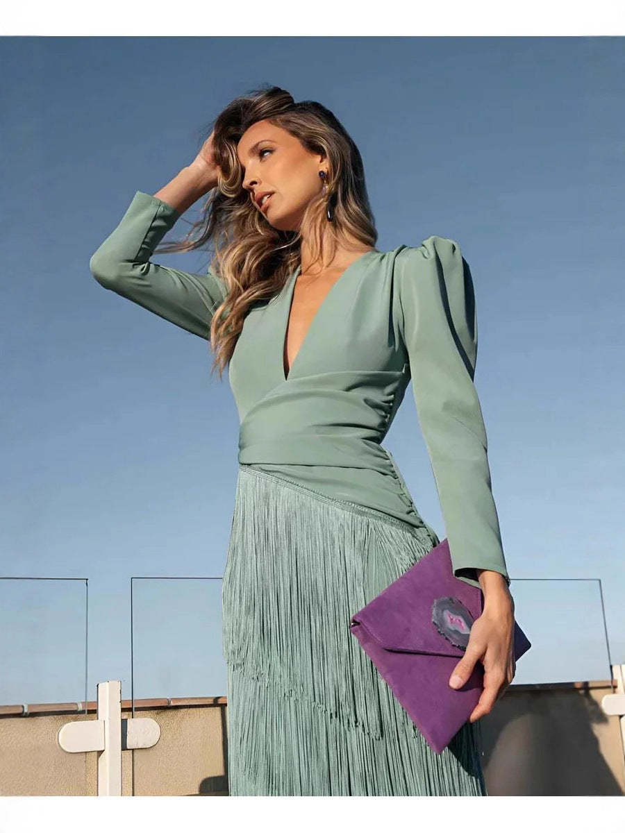 Vestido Largo Slim Fit con Escote V Profundo y Flecos